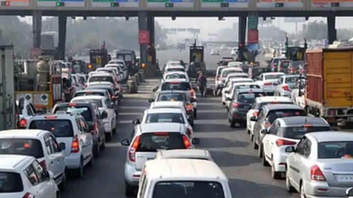 अगर आप किसी और की गाड़ी का फास्टैग अपनी कार में लगाते हैं. तो यह नियमों का उल्लंघन है. कैमरे से स्कैन होते वक्त अगर रजिस्ट्रेशन नंबर और फास्टैग की जानकारी मेल नहीं खाती, तो फाइन तक लग सकता है. कई बार बैंक फास्टैग ब्लॉक भी कर देते हैं.