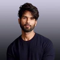 फिल्म कमीने में शाहिद कपूर ने दो अलग-अलग बोलने वाले किरदार निभाए थे, जो बाकी हीरो से बिल्कुल अलग था. इस फिल्म ने उनके करियर को एक नई गहराई दी है.