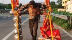 कलयुग का श्रवण कुमार! मां को कंधे पर बिठाकर कांवड़ यात्रा पर निकल पड़े अलीगढ़ के संजू बाबा