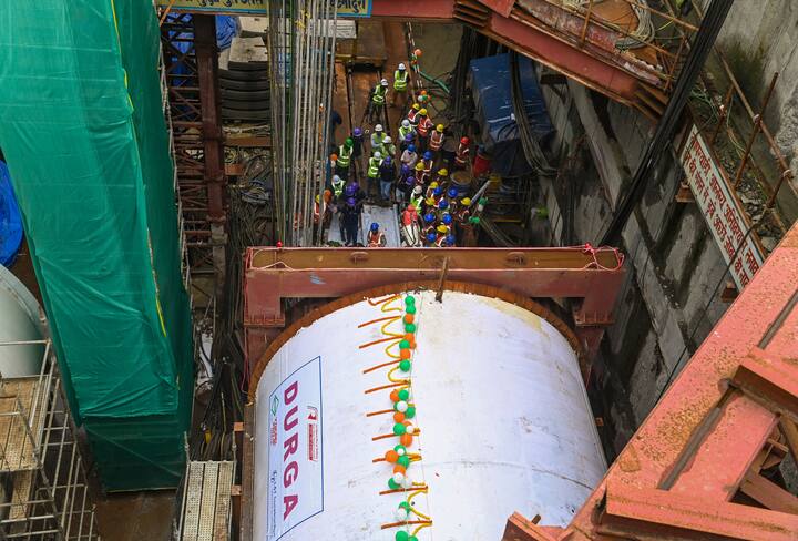 জোকা-এসপ্ল্যানেড মেট্রো প্রকল্পে খিদিরপুর থেকে টানেল বোরিংয়ের কাজ শুরু। ২টি টানেল বোরিং মেশিন দিয়ে রাস্তা খোঁড়ার কাজ শুরু।