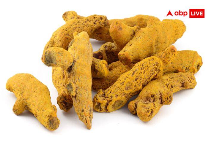 गुरुवार के दिन हल्दी में थोड़ा सा गंगाजल मिलाकर सभी परिवार के लोग इसका टीका लगाएं. इसके साथ ही पानी में थोड़ा हल्दी मिलाकर पूरे घर और मुख्य द्वार पर इसका छिड़काव करें. इस उपाय से घर पर सुख-समृद्धि रहती है.