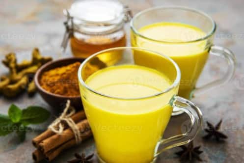 हल्दी वाला दूध: रात को सोने से पहले एक गिलास गर्म दूध में आधा चम्मच हल्दी पाउडर मिलाकर पिएं.हल्दी में मौजूद करक्यूमिन शरीर में इंफ्लेमेशन को कम करता है और इम्युनिटी बढ़ाता है.