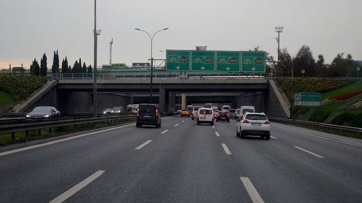 इसके लिए अलग-अलग हाईवे पर और एक्सप्रेस वे बहुत से टोल प्लाजा बनाए गए हैं. अब टोल प्लाजा पर लोगों का वक्त जाया नहीं होता है. अब सभी गाड़ियों के लिए फास्टैग अनिवार्य कर दिया गया है. बिना वक्त गंवाए लोग आसानी से टोल चुकाकर निकल जाते हैं.