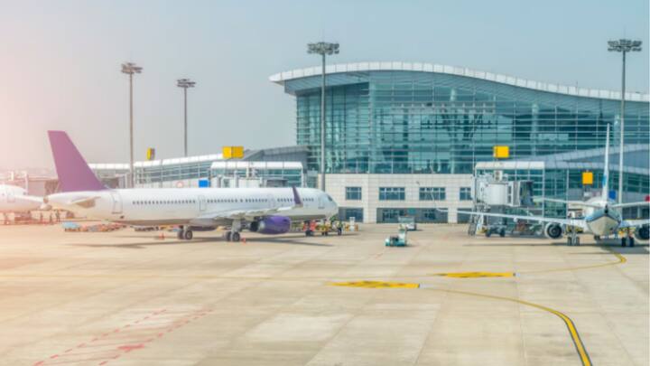 Aerotime জানিয়েছে, উদ্বেগজনক হারে জলে অবনমন ঘটছে কানসাই বিমানবন্দরের। বিমানবন্দরটি তৈরি করতে লক্ষ লক্ষ লিটার জল তুলে ফেলা হয়। মহাসাগরের বুকে দেওয়াল তোলা হয়। সমুদ্রপৃষ্ঠের উপরিভাগ পাঁচ ফুট পুরু বালির স্তরে ঢেকে দেন ইঞ্জিনিয়াররা। তার উপর ১৬ ইঞ্চি ব্যাসের ২২ লক্ষ মোটা পাইপ পেতে তৈরি করা হয় বিমানবন্দরের ভিত্তি। ছবি: ফ্রিপিক।