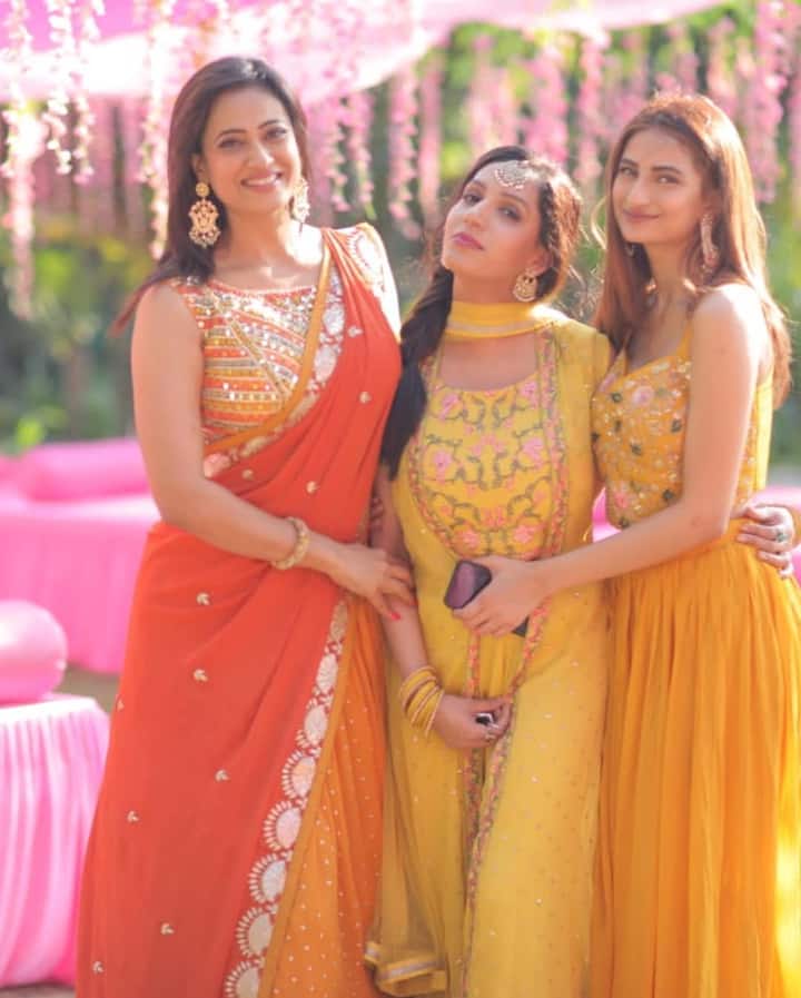 श्वेता तिवारी अपनी भाभी के संग काफी अच्छा बॉन्ड शेयर करती हैं. उसका सबूत इन तस्वीरों में देखने को मिलता है.