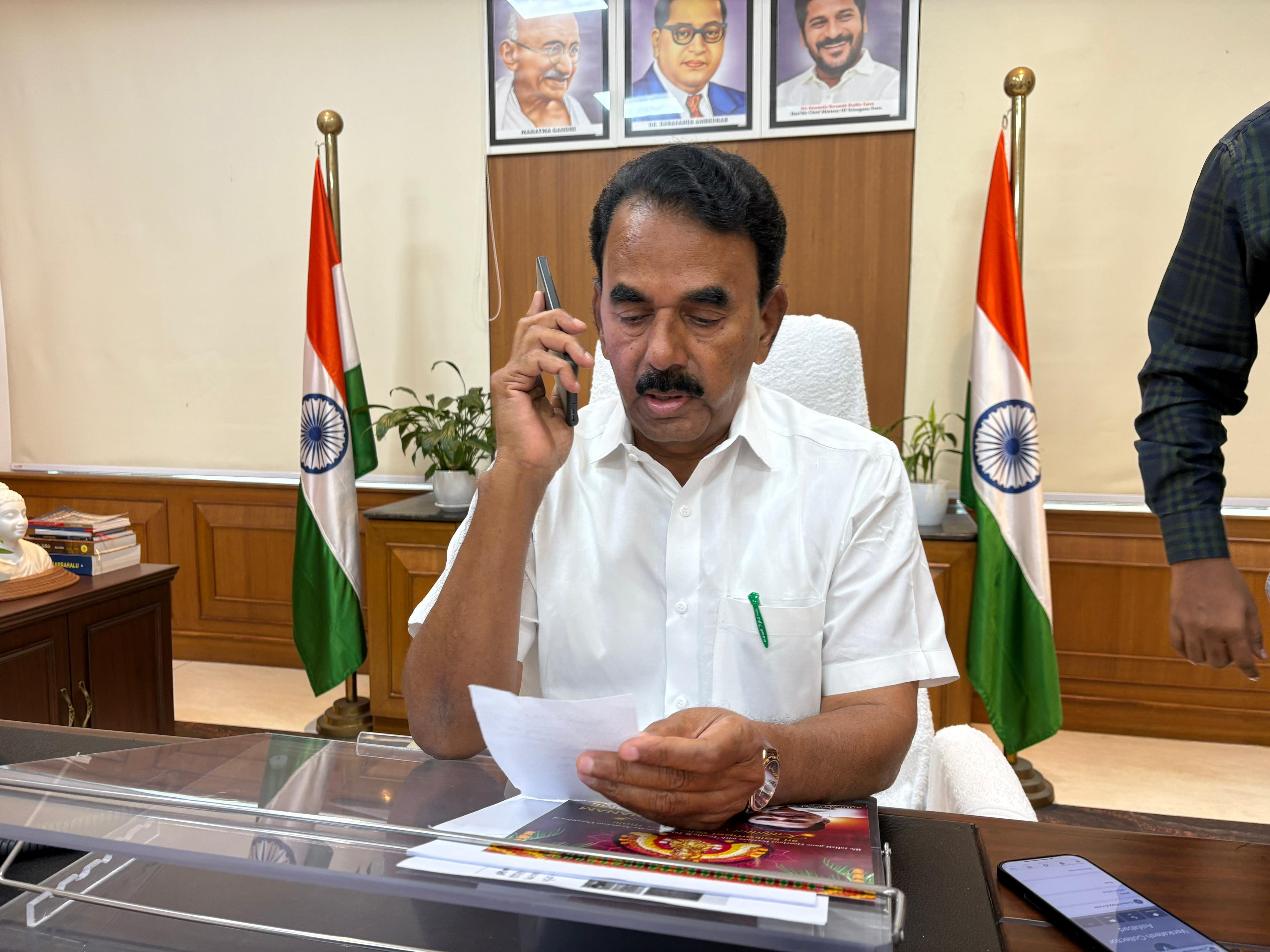 Adilabadలో భారీ వర్షాలు: రైతుల ఆనందం, లోతట్టు ప్రాంతాలకు ముప్పు! మంత్రి అలర్ట్ !