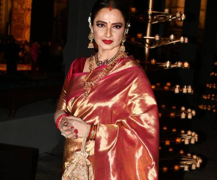 रेखा अपने सिग्नेचर लुक से कभी दूर नहीं जाती हैं- सिल्क की कांजीवरम साड़ी, गजरा और रेड लिप्स्टिक और गोल्ड की जूलरी पहनना कभी नहीं भूलती हैं. उनकी यही पहचान उन्हें बाकी सबसे अलग बनाती है.