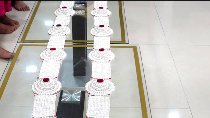 त्याचबरोबर 54 ग्रॅम वजनाचे 3 लाख रुपये किंमतीचे सोन्याचे फुल आणि 2 किलो 100 ग्रॅम वजनाचा 2 लाखांहून अधिक किंमतीचा चांदीचा हार साई भक्तांकडून साईंच्या चरणी दान करण्यात आला.