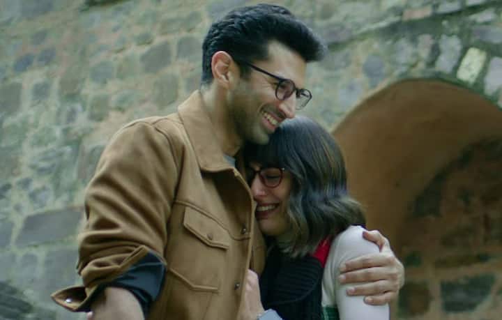 दूसरे नंबर पर मेट्रो इन दिनों फिल्म का गाना जमाना लगे है, जो अपनी लव वाइब और खूबसूरत लिरिक्स के चलते दर्शकों के बीच छाया हुआ है.