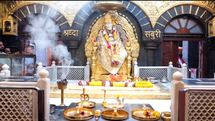 शिर्डीतील साईबाबा मंदिरात सुद्धा गुरुपौर्णिमेनिमित्त साई भक्ताकडून साईचरणी सुवर्ण दान करण्यात आलं.
