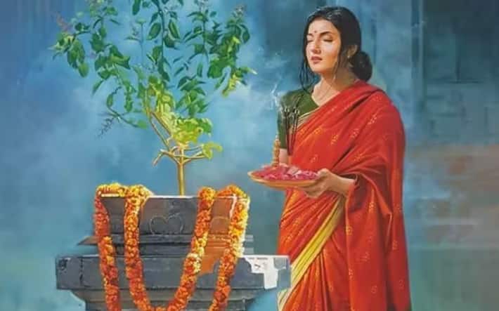 पूजा-पाठ के अलावा, तुलसी औषधीय गुणों वाला भी एक पौधा है। इसलिए कई बार सर्दी-जुकाम के लिए लोगों को इसके पत्तों की ज़रूरत पड़ती है। लेकिन अगर सूर्यास्त के बाद कोई तुलसी के पत्ते या पौधा माँगने आए, तो उसे भूलकर भी न दें। इससे माँ लक्ष्मी आपके घर से लौट जाएँगी।