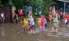 दिल्ली-NCR में बारिश से जलभराव, कई जगहों पर सड़कें धंसी, ट्रैफिक जाम