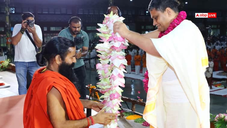 पतंजलि में गुरु पूर्णिमा महोत्सव सम्पन्न, रामदेव बोले- ये भारत की गौरवशाली गुरु-शिष्य परम्परा पतंजलि में गुरु पूर्णिमा महोत्सव सम्पन्न, रामदेव बोले- ये भारत की गौरवशाली गुरु-शिष्य परम्परा