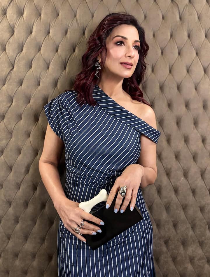 The navy blue and white vertical pinstripes gave the outfit a lengthening effect.