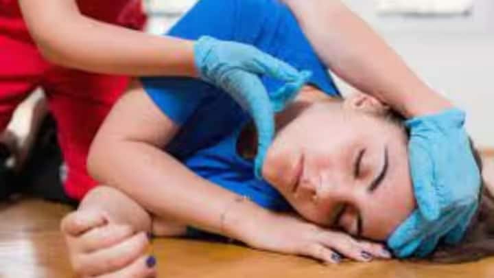 इसके लिए सबसे पहले राई को पीसकर पानी में मिलाकर चम्मच से रोगी को पिलाएं।कुछ देर बाद रोगी को उल्टी आ जाएगी।