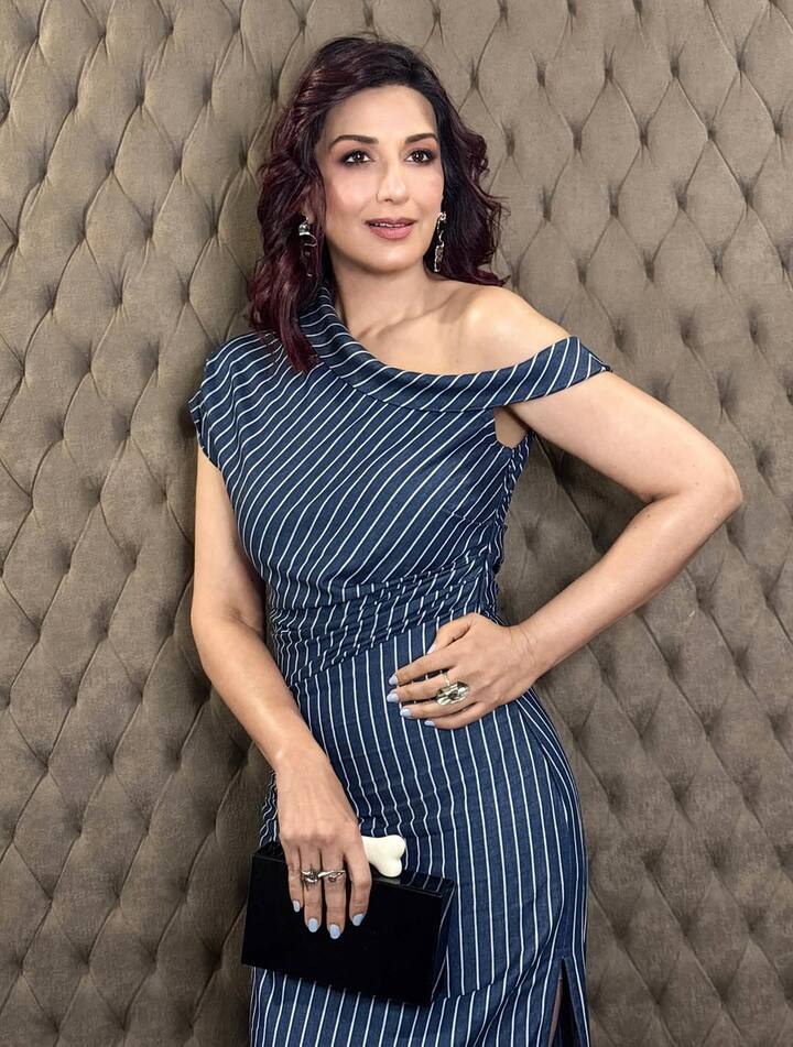 For makeup, Sonali kept it polished and soft with flushed cheeks, defined eyes, and a glossy lip.