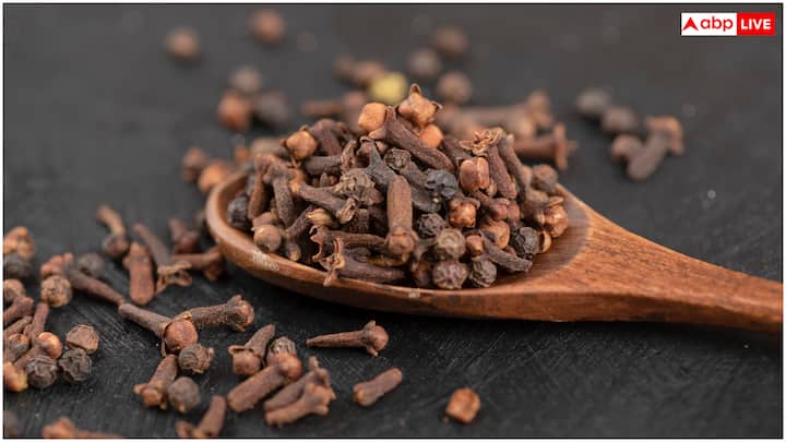 दिल्ली में आयुर्वेदिक विशेषज्ञ डॉ. श्रेय शर्मा के मुताबिक, लौंग का पानी स्कैल्प में ब्लड सर्कुलेशन बढ़ाता है, जिससे बालों की जड़ें मजबूत होती हैं और बालों की ग्रोथ में सुधार होता है.