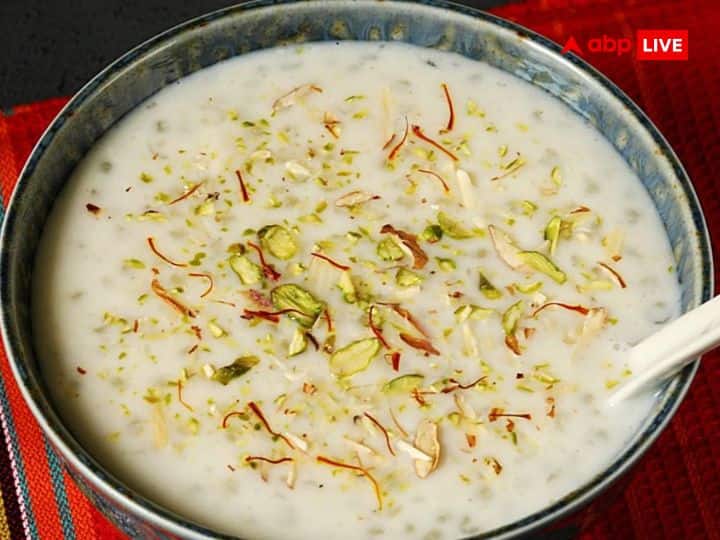 आषाढ़ पूर्णिमा पर आज केसर का खीर बनाएं और मां लक्ष्मी को इसका भोग लगाएं. साथ ही कनकधारा स्त्रोत का पाठ करें. इस उपाय से आर्थिक स्थिति मजबूत होगी और घर पर स्थायी रूप से मां लक्ष्मी का वास होगा.