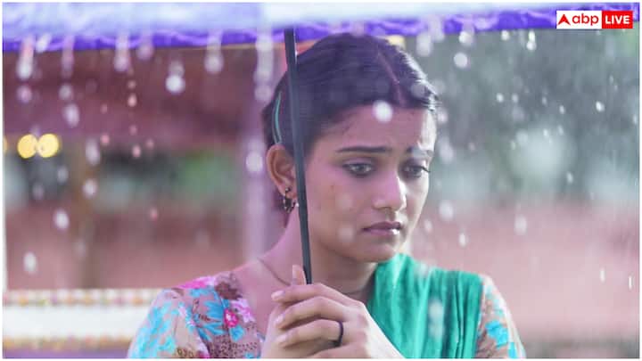 गहरे रंग के कपड़े चुनें, जैसे नेवी ब्लू, ब्लैक, डार्क ग्रीन, या मरून. हल्के रंग के कपड़ों पर कीचड़ या पानी के दाग ज्यादा दिखते हैं. लंबी ड्रेसेस या प्लाजो की बजाय घुटने तक या उससे थोड़ी ऊपर की ड्रेसेस, स्कर्ट्स या जंपसूट पहनें. ये कीचड़ और पानी से बचेंगे और स्टाइलिश भी लगेंगे.