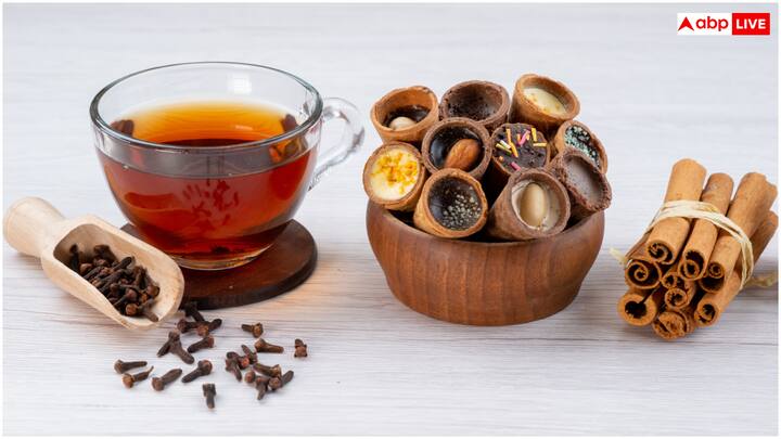 लौंग भारतीय रसोई का अभिन्न हिस्सा है, जिसका इस्तेमाल न केवल खाने का स्वाद बढ़ाने के लिए, बल्कि औषधीय गुणों के लिए भी किया जाता है. लौंग में यूजेनॉल, फेनोलिक एसिड, विटामिन सी, विटामिन के, मैंगनीज, कैल्शियम और मैग्नीशियम जैसे पोषक तत्व पाए जाते हैं, जो बालों के लिए बेहद फायदेमंद होते हैं.