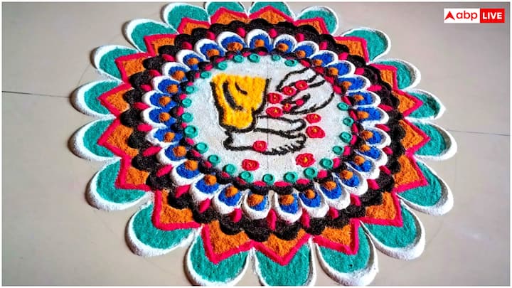 रंगोली प्राचीन भारतीय कला है, जो विभिन्न रंगों और पैटर्न्स के माध्यम से सौंदर्य और समृद्धि का प्रतीक है. गुरु पूर्णिमा के अवसर पर रंगोली बनाना न केवल घर की सजावट के लिए अहम है, बल्कि यह सकारात्मकता और पवित्रता का संदेश भी देता है.