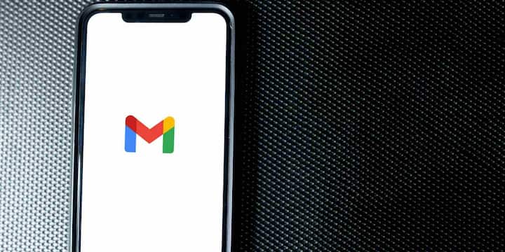यह नया टैब आपके Gmail इनबॉक्स में खुद-ब-खुद उन ईमेल्स को पहचानता है जो न्यूज़लेटर, मेलिंग लिस्ट या प्रमोशनल कंटेंट से जुड़े होते हैं. अब आपको हर ईमेल के नीचे जाकर ‘Unsubscribe’ लिंक ढूंढने की ज़रूरत नहीं सभी अनचाहे सब्सक्रिप्शन एक ही टैब में मिल जाएंगे. आप बिना ईमेल खोले ही स्क्रॉल करते हुए रिव्यू कर सकते हैं और आसानी से अनसब्सक्राइब कर सकते हैं.