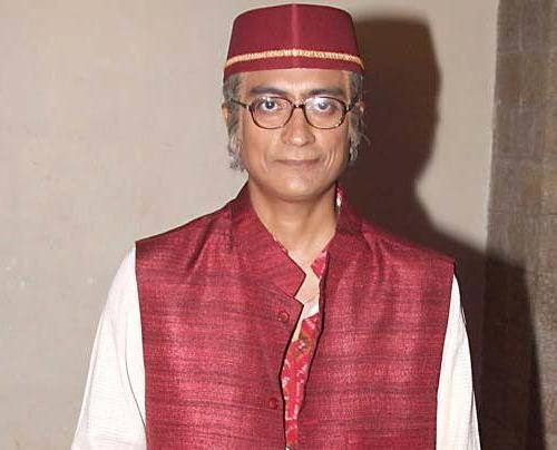 शो में चंपकलाल यानी बापूजी का किरदार अमित भट्ट ने निभाया है. दिलीप जोशी के साथ अभिनेता भी शो में मुख्य भूमिका में हैं. एक्टर हर एपिसोड के लिए 70 हजार रुपए चार्ज करते हैं.