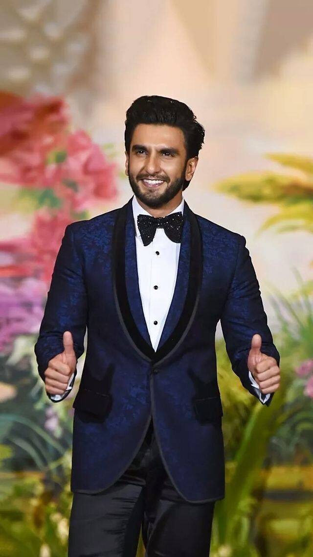 ये अभिनेता कि पहली इलेक्ट्रिक कार है और इसकी कीमत 4.5 करोड़ रुपए है. खबरों का ये भी कहना है कि रणवीर सिंह बॉलीवुड के पहले ऐसे एक्टर हैं जिन्होंने इलेक्ट्रिक गाड़ी खरीदी है.