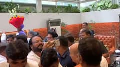 कराडवरुन पोट्रेट अन् मुंबईतून चाफ्यांचा हार; गुरुवर्य राज ठाकरेंसाठी 'शिवतीर्थ'वर शिष्यांची गर्दी