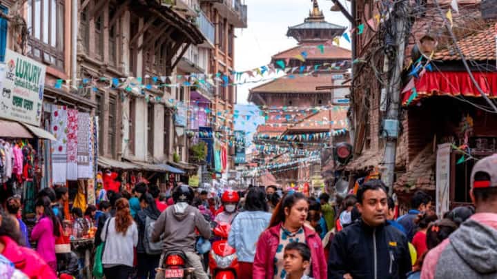 दुनिया के ज्यादातर हिस्सों में पुरुषों और महिलाओं की संख्या लगभग बराबर है, लेकिन कुछ देशों में इनके अनुपात में काफी अंतर है. कुछ देश ऐसे भी हैं, जहां महिलाओं की आबादी पुरुषों की तुलना में ज्यादा है. यह सिर्फ संयोग से नहीं होता यह आमतौर पर वास्तविक जीवन से जुड़े कई कारणों से जुड़ा हुआ होता है. विश्व जनसंख्या समीक्षा (2023) के आंकड़ों के मुताबिक कुछ जगहों पर यह लैंगिक अंतर ज्यादा है. कुछ जगहों पर यह मामूली अंतर है. कुछ जगहों पर यह दुनिया में कहीं भी देखे जाने वाले सबसे बड़े अंतरों में से एक है.