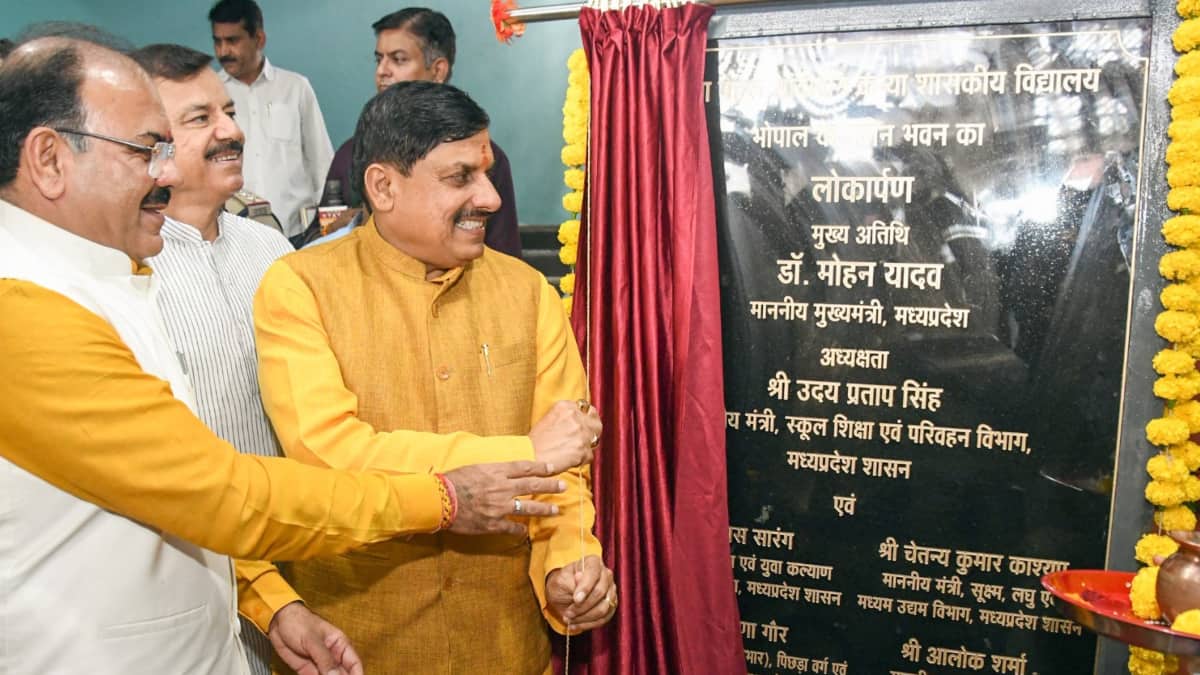 1.27 करोड़ लाड़ली बहनों को मिलेगा रक्षाबंधन का तोहफा, सीएम मोहन यादव ने छात्रों को दिए साइकिल