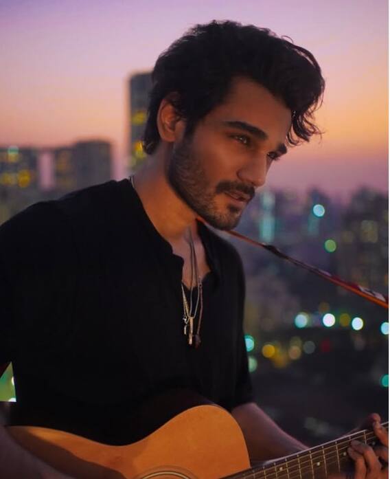 ਮਸ਼ਹੂਰ ਗਾਇਕ ਖਿਲਾਫ FIR ਦਰਜ, ਅਜਿਹਾ ਕਾਰਨਾਮਾ ਕਰ ਕਸੂਤਾ ਫਸਿਆ...