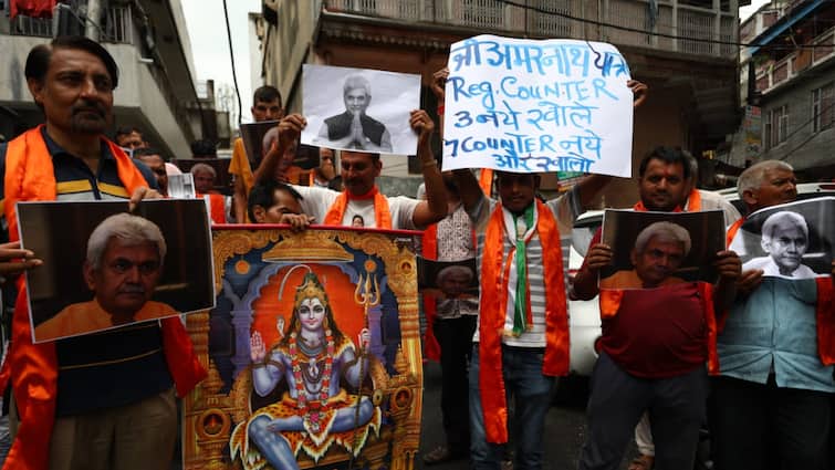 Amarnath Yatra 2025 more devotees on Pahalgam route Shiv Sena demand more counters ANN आस्था से आतंक पर चोट! पहलगाम रूट पर भक्तों में खासा उत्साह, शिवसेना ने की ये मांग
