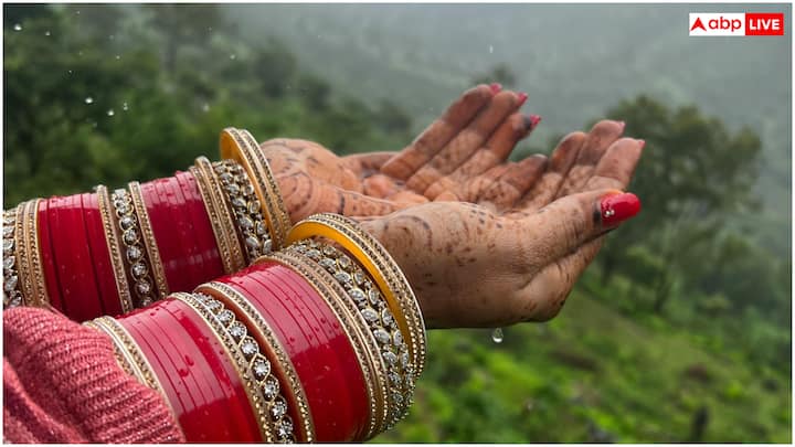 उमस के कारण बाल अक्सर फ्रिजी हो जाते हैं. एंटी-फ्रिज सीरम या स्प्रे का इस्तेमाल करें. बारिश के मौसम का पूरा आनंद लें और अपने स्टाइल से कोई समझौता न करें. इन टिप्स को अपनाकर आप बारिश में भी बिलकुल शानदार दिखेंगी.