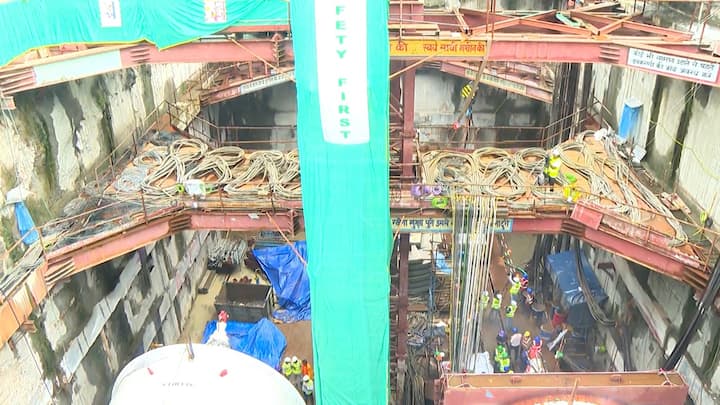 অর্থাৎ ২০২৬ সালের মধ্যে কাজ শেষ হয়ে যাবে বলেই আশা করছে মেট্রো কর্তৃপক্ষ। পার্কস্ট্রিট থেকে এসপ্ল্যানেড পর্যন্ত কাজ কাট এন্ড কভার পদ্ধতিতে হবে। মাটিতে গর্ত করে তারপর এই কাজ হবে।