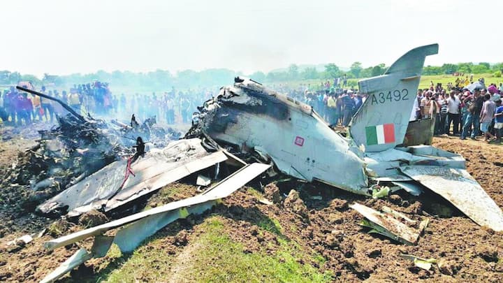 Fighter Planes Crash: बीते दिन राजस्थान के चुरू में सेना का एक प्लेन क्रैश हो गया था. चलिए जानें कि भारत में सबसे ज्यादा फाइटर प्लेन क्रैश होते हैं, या फिर पाकिस्तान में ऐसा होता है.