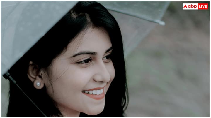 बारिश में बालों का भीगना उन्हें रूखा और बेजान बना सकता है. ऐसे में बालों को खुला छोड़ने की बजाय उन्हें पोनीटेल, बन या चोटी में बांध लें. यह आपके बालों को गीला होने से बचाएगा और मैनेज करना आसान होगा.