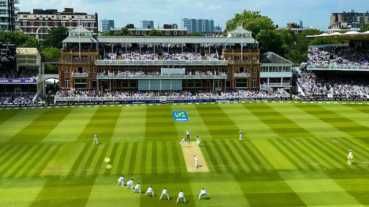 लॉर्ड्स मैदान पर गुरुवार से भारत और इंग्लैंड के बीच टेस्ट मैच खेला जा रहा है. फैंस के मन में कभी न कभी ये सवाल आया होगा कि इस मैदान को लॉर्ड्स ही क्यों कहते हैं? आइए जानते हैं.