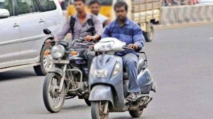 अगर आप सड़क पर किसी को ट्रैफिक रूल तोड़ते हुए देखते हैं. बिना हेलमेट, गलत पार्किंग, रेड लाइट जंप या ओवरलोडिंग. तो आपरो बस उसका फोटो क्लिक करना है. फिर इसे दिल्ली पुलिस की ट्रैफिक प्रहरी ऐप पर अपलोड कर देना है.