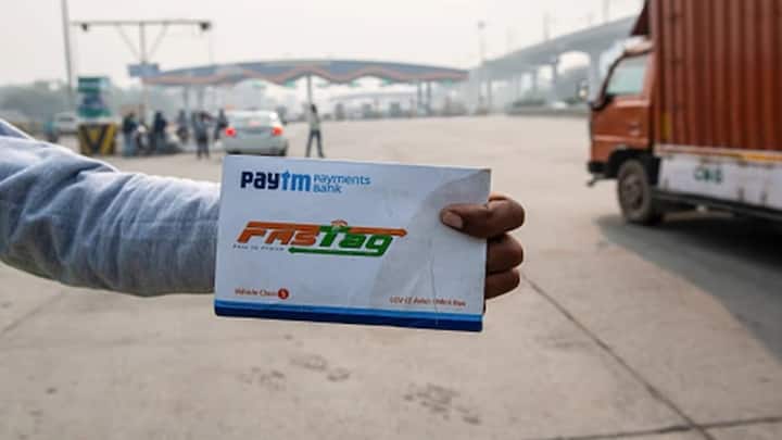 कई बार लोग सोचते हैं कि बस फास्टैग होना चाहिए. फिर वो चाहे किसी का भी हो. यानी उनका मानना होता है कि किसी के भी फास्ट ट्रैक से वह अपनी गाड़ी का टोल चुका सकते हैं. अगर आप भी ऐसा कुछ सोचते हैं तो आपको बता दें ऐसा बिल्कुल भी नहीं है.