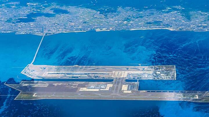 উপায়ান্তর না দেখে, প্রশান্ত মহাসাগরের বুকে ভাসমান বিমানবন্দর গড়ে তোলার সিদ্ধান্ত নেয় জাপান সরকার। সেই মতো ১৫ বিলিয়ন ডলার বরাদ্দ করা হয়। বিমানবন্দরটি গড়ে তুলতে প্রথমে জলের উপর দু’টি পৃথক কৃত্রিম দ্বীপ গড়ে তোলা হয়, যার এক একটির আয়তন যথাক্রমে ১২৬০ ও ১৩৪৭ একর। -ফাইল চিত্র।