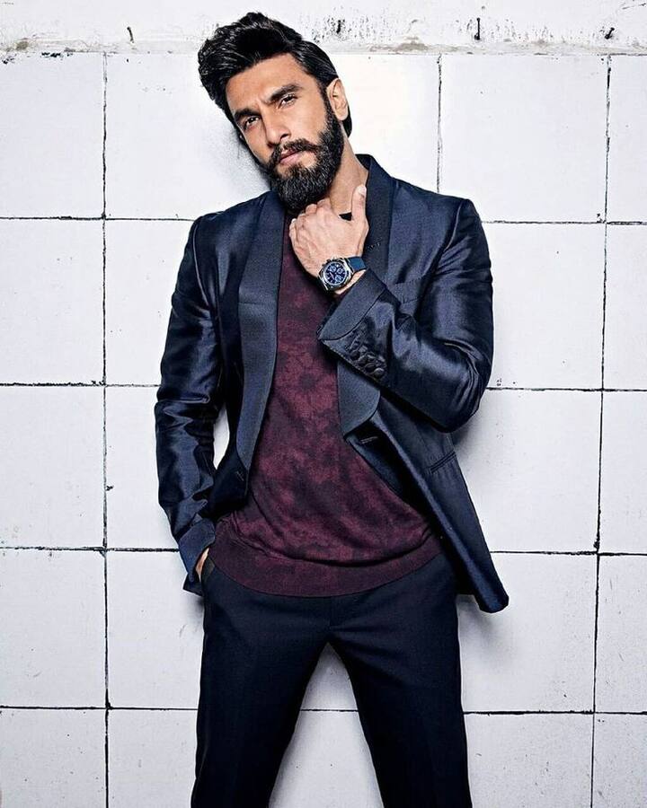 अभिनेता को महंगी गाड़ियों का काफी शौक है. उनके गैरेज में शानदार लग्जरियस गाड़ियों का कलेक्शन है.उनकी सभी गाड़ियों की कीमत 3 करोड़ रुपए से भी ज्यादा है.