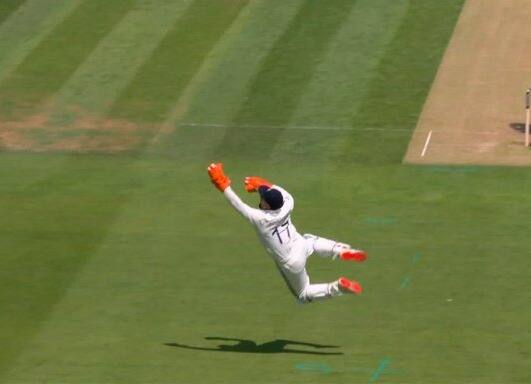 दिवसाच्या दुसऱ्या सत्रात दुखापत झाल्यानंतर ऋषभ पंत मैदानाबाहेर गेला.