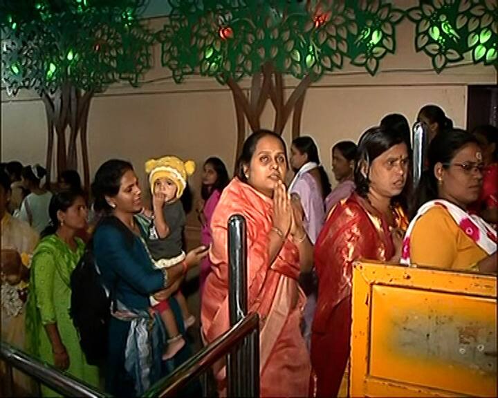 गुरुपौर्णिमेनिमित्त स्वामी समर्थ महाराजांचे मुखदर्शन घेण्यासाठी भाविक सोलापुरातील अक्कलकोट महाराजांच्या मंदिरात उपस्थित झाले आहेत.