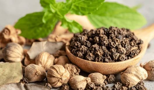 तुलसी-काली मिर्च काढ़ा: तुलसी की 10 पत्तियों को पानी में उबालें, उसमें 3 काली मिर्च और थोड़ा सा अदरक डालें. स्वाद के लिए शहद मिला सकते हैं. यह काढ़ा प्रतिरोधक क्षमता बढ़ाता है और वायरस से लड़ने में मदद करता है.