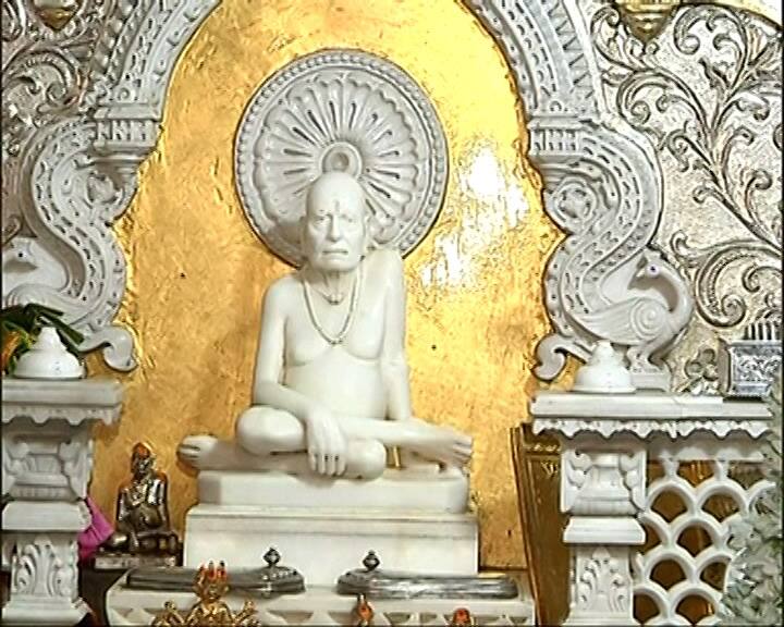 भक्तांना आज स्वामी समर्थ महाराजांचे मुखदर्शन घेता येणार आहे.