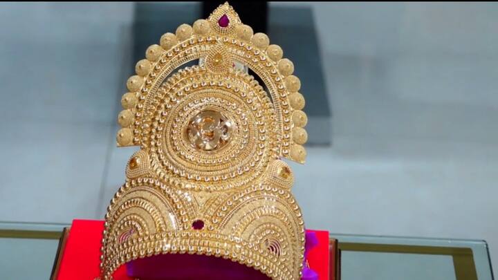 यावेळी साई चरणी तब्बल 59 लाख रुपये किमतीचा सोन्याचा मुकुट दान करण्यात आला आहे.