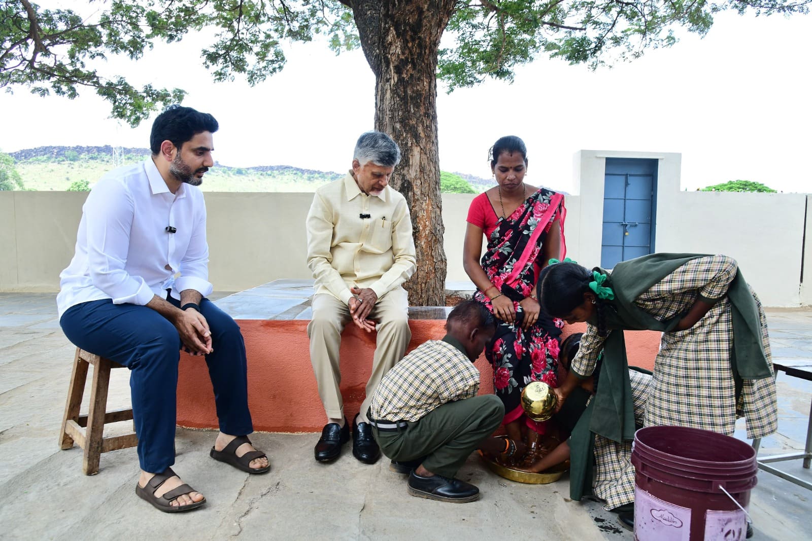 Andhra Pradesh PTM 2.0:ఉపాధ్యాయుడిగా మారిన సీఎం చంద్రబాబు- విద్యార్థులతో కలిసి పాఠాలు విన్న లోకేష్‌- ఏపీలో మెగా పీటీఎం 2.0లో ఆసక్తికర సీన్ 