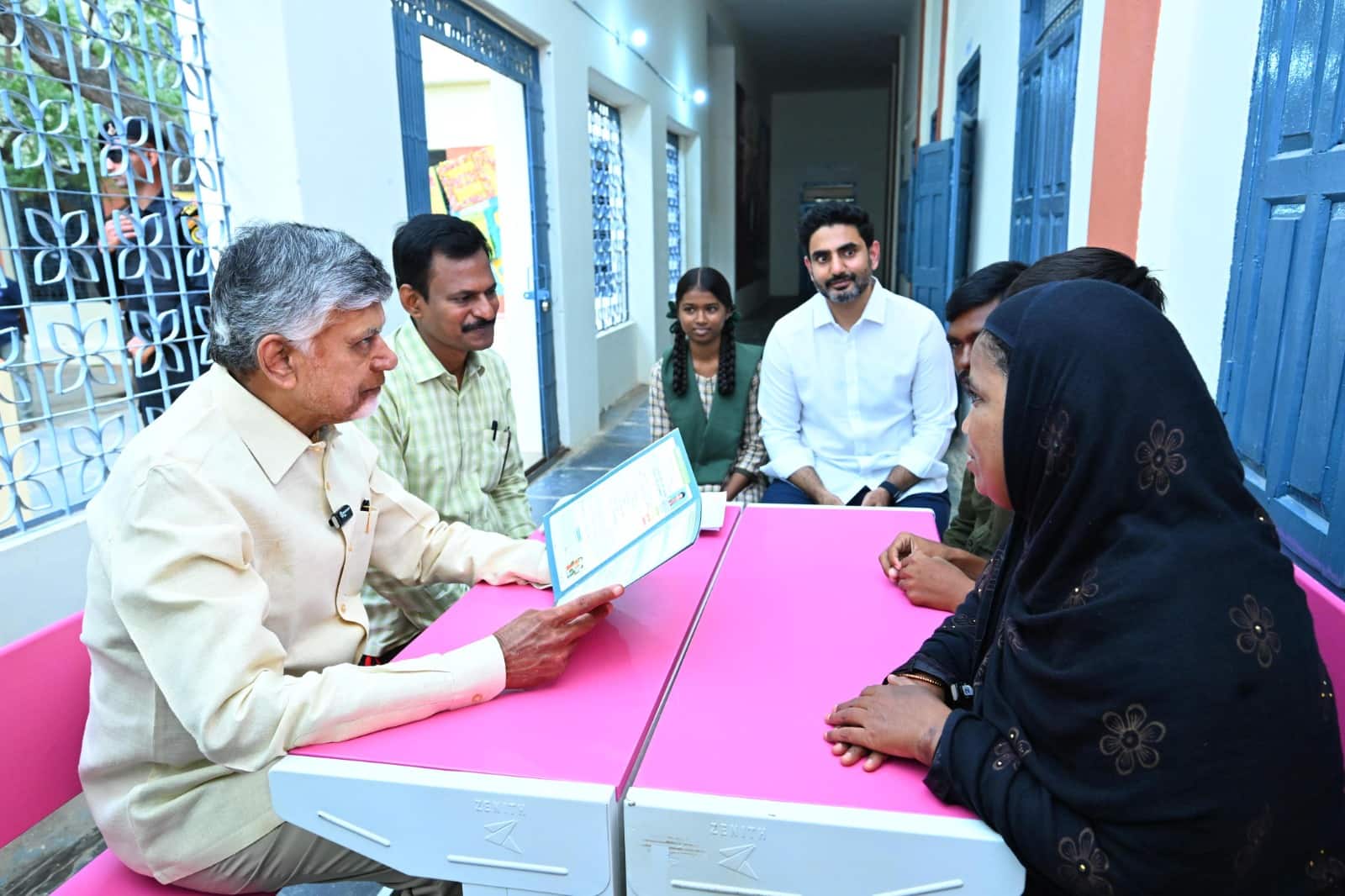 Andhra Pradesh PTM 2.0:ఉపాధ్యాయుడిగా మారిన సీఎం చంద్రబాబు- విద్యార్థులతో కలిసి పాఠాలు విన్న లోకేష్‌- ఏపీలో మెగా పీటీఎం 2.0లో ఆసక్తికర సీన్ 