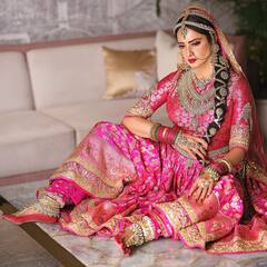 एक जैसे स्टाइल में भी नहीं लगेंगी बोरिंग, देखें बॉलीवुड एक्ट्रेस रेखा की तस्वीरें और सीखें कैसे लग सकती हैं सबसे अलग